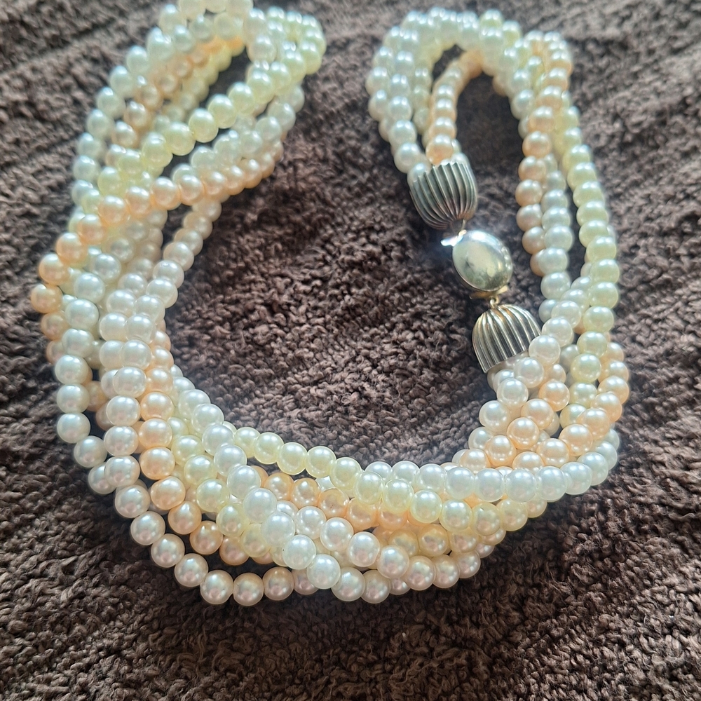 Elegant Pearl Necklace with Silver Accents